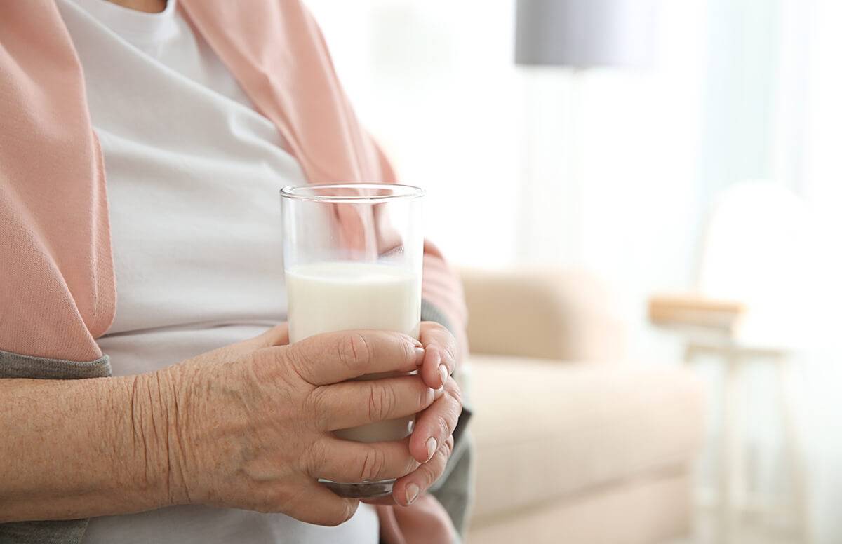 4 Reasons for Elderly People to Drink Milk