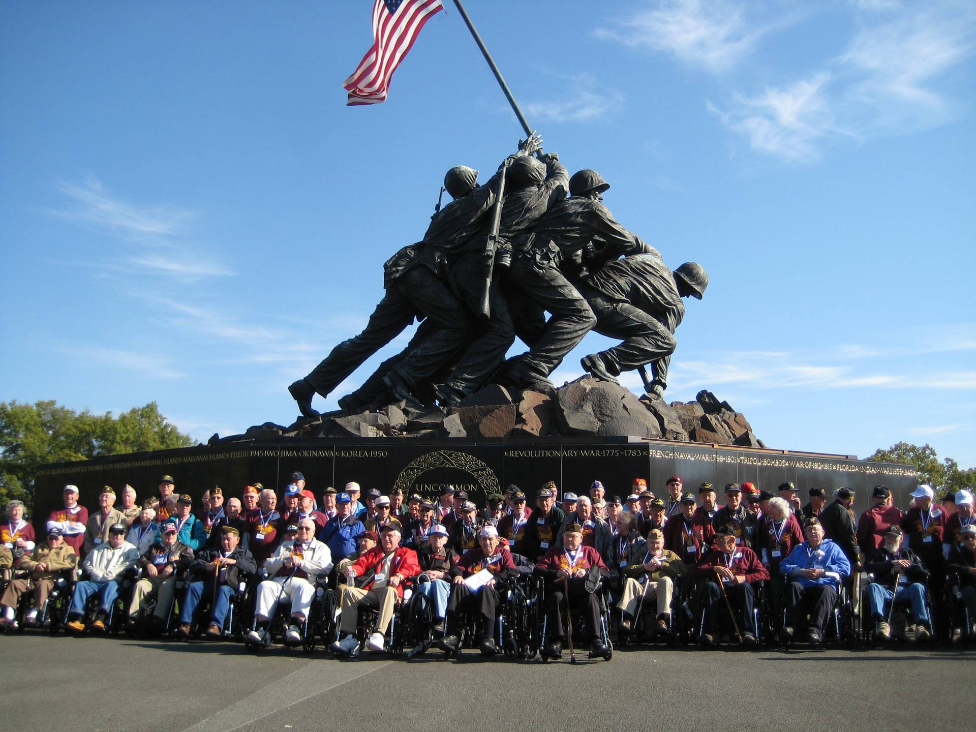 Contemporary photo of a large group of people in front of the Marine Corps/Iwo Jima War Memorial.