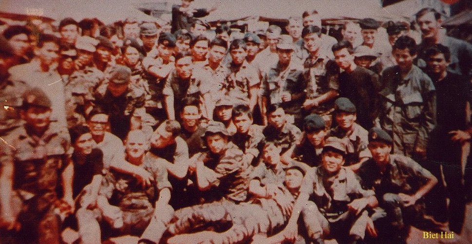 A large group of US and Asian soldiers posing. Text on photo says, "Biet Hai".