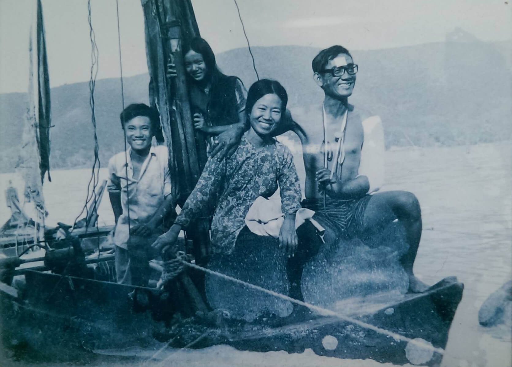 Photo of a Vietnamese family on a small boat.
