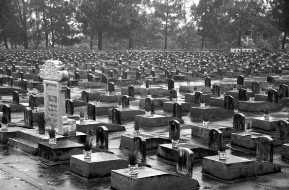 Black and white photo of a cemetery with uniform tombs/headstones.